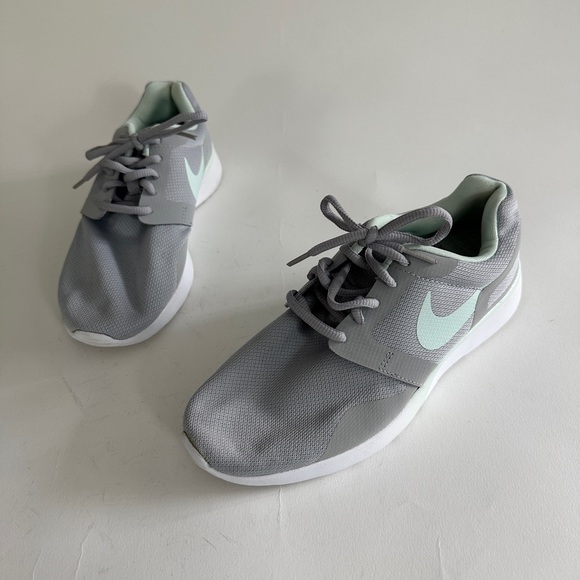 Nike Women’s Athletic Shoe Size 8.5 US Light Gray - Picture 2 of 10
